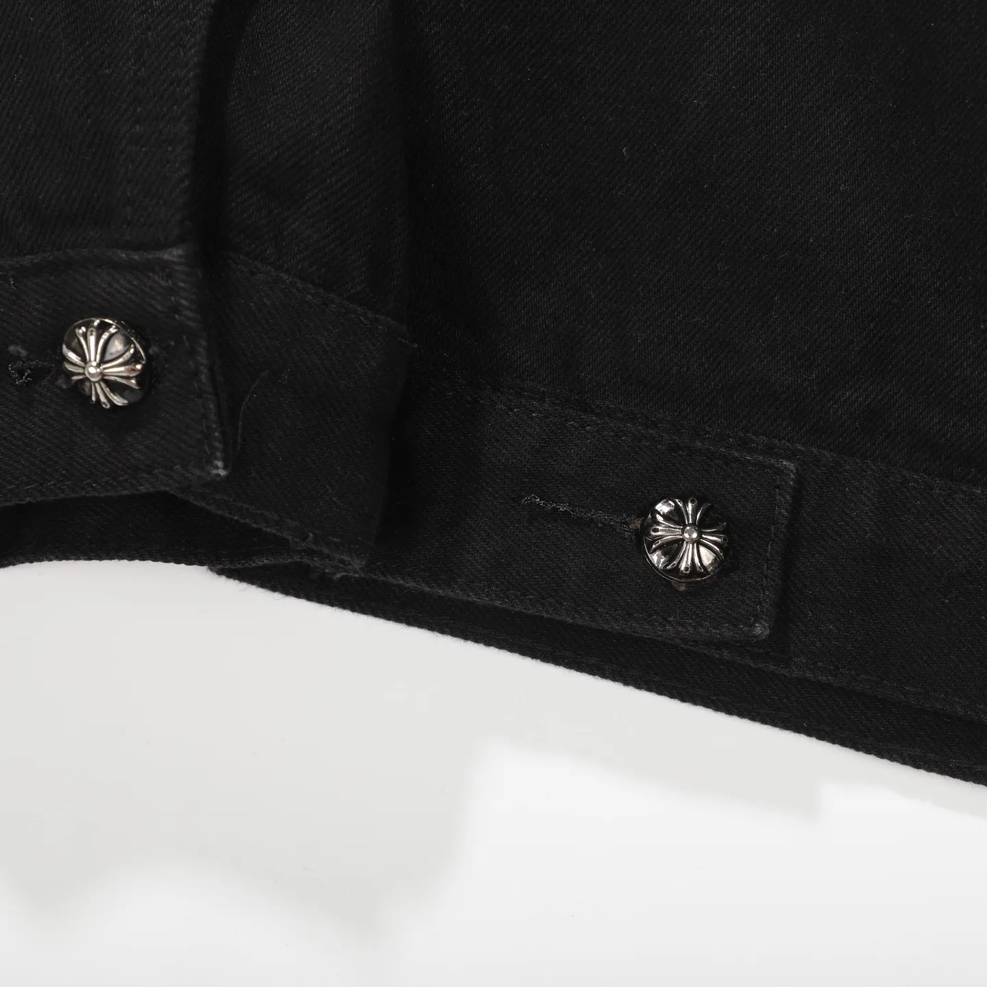P280 Chrome Hearts Chrome Hearts heavy-duty denim jacket with rivets and multiple farts. The same model as the Internet celebrity star. The cross-printed denim jacket has a unique cross design element and is full of design. It is made of 100% denim cotton fabric with heavy coarse yarn count, which ensures a stiff and tough silhouette while being soft, comfortable and breathable. The lapel is designed with silver buttons and is full of texture. The classic white cross logo is all over the dress, making it a perfect versatile style for spring and summer! The original loose version is made of high-quality pure cotton fabrics. The fabric pattern is high-definition and delicate without burrs. It is comfortable and breathable to wear. All the buttons are molded and customized. It is casual and fashionable and can be matched with any bottoms. It can be windproof and sunproof in spring and summer. It can be worn outside in autumn and winter! Easily concave shape makes you look slimmer and taller, perfect for both men and women! Color: Black Size: S M L XL